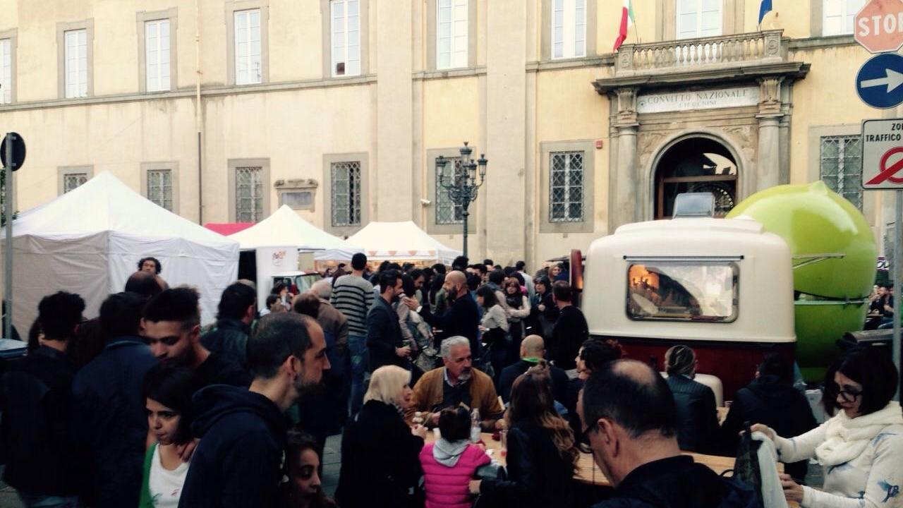 Lo Streetfood Village in piazza del Collegio