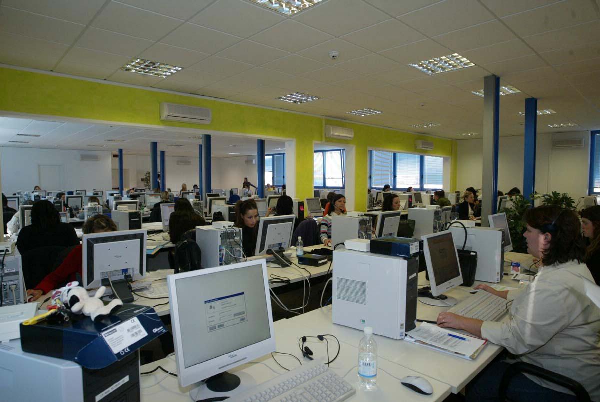 Il salone di People Care: dopo il 31 maggio i neon resteranno accesi?