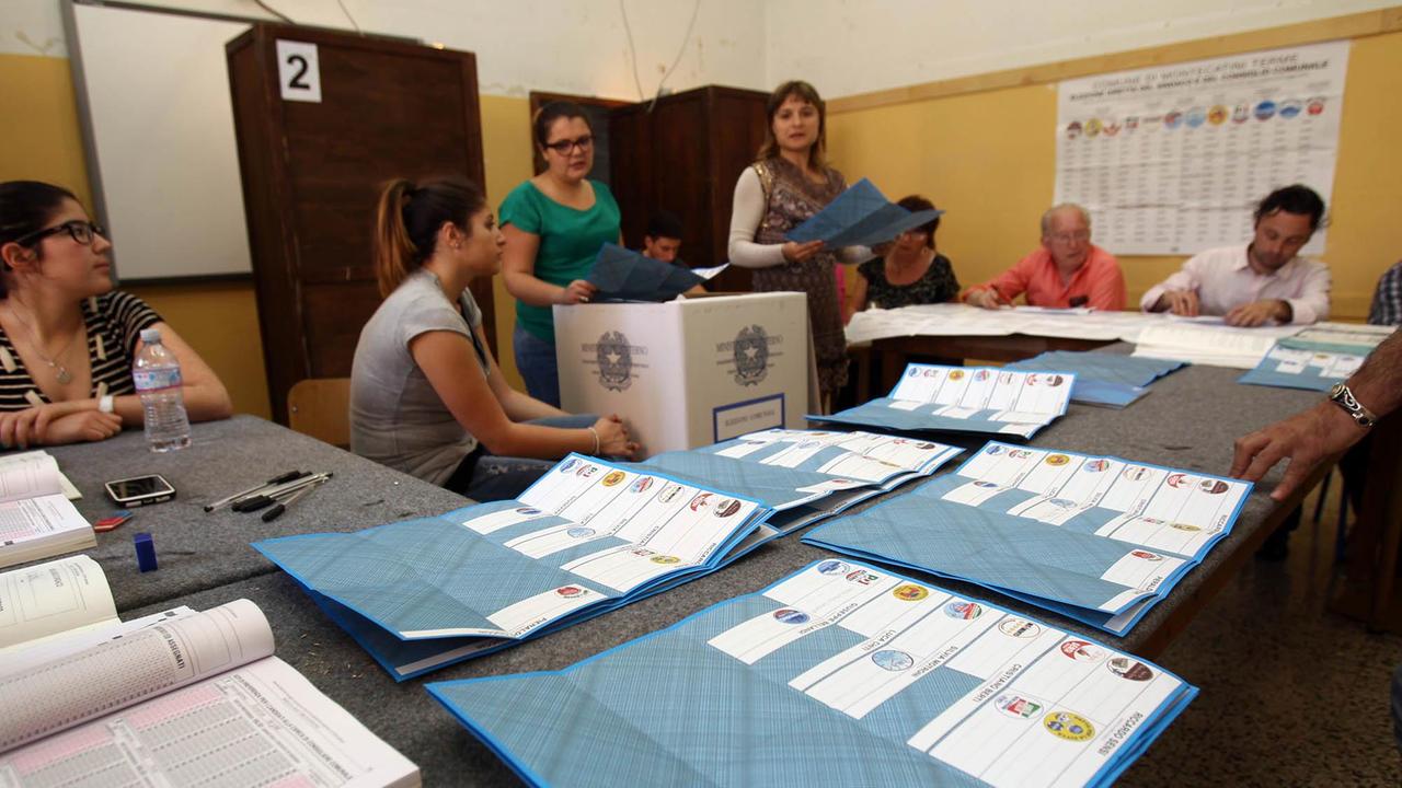 Un seggio elettorale nel Pistoiese (foto Gori)