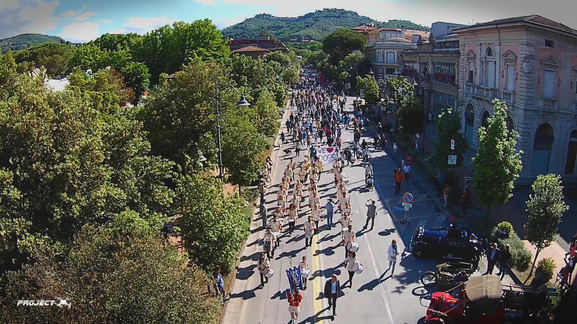 La sfilata dei partecipanti al Dog Pride su viale Verdi
