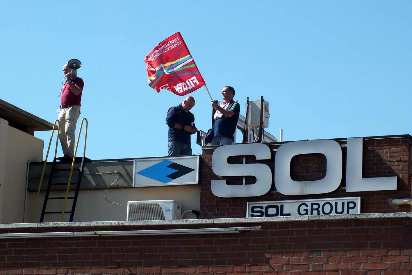 I lavoratori della Sol sul tetto (foto Pabar)