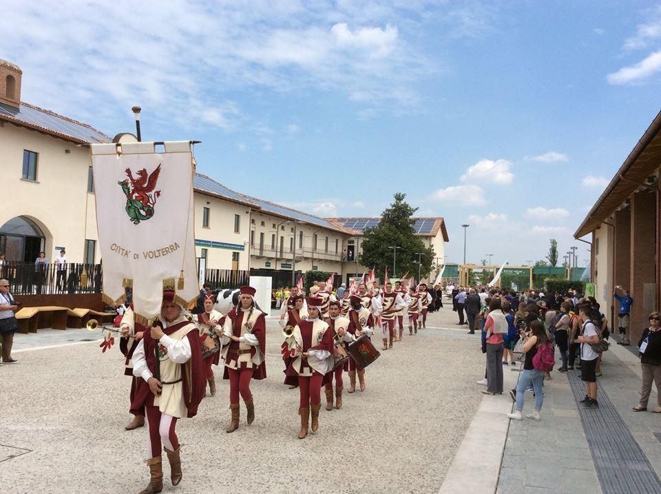 Sbandieratori show all'Expò di Milano