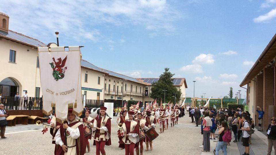 Sbandieratori show all'Expò di Milano