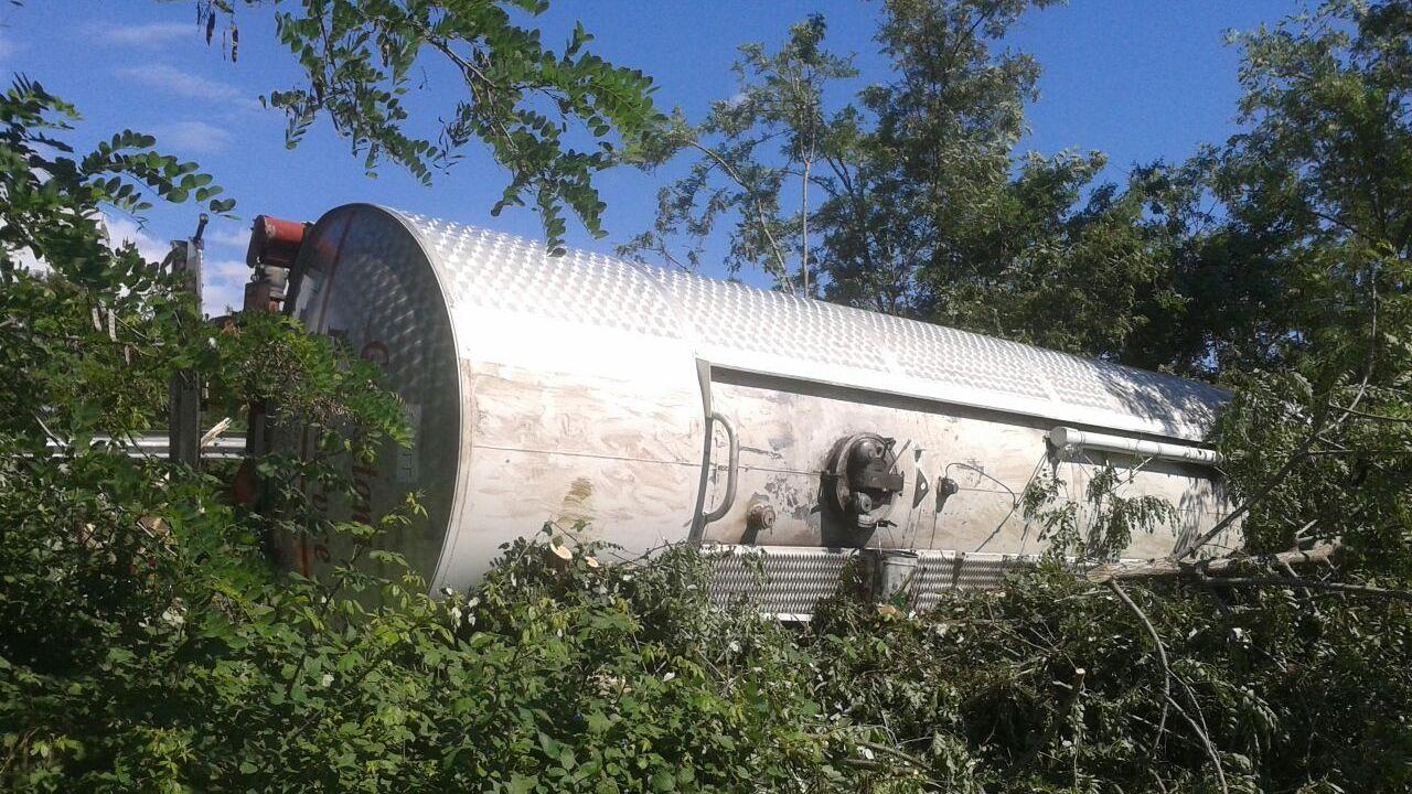 La cisterna ribaltata tra Grosseto e Braccagni