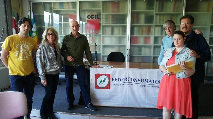 Lo staff della Federconsumatori durante la conferenza stampa nella sede della Cgil di Prato