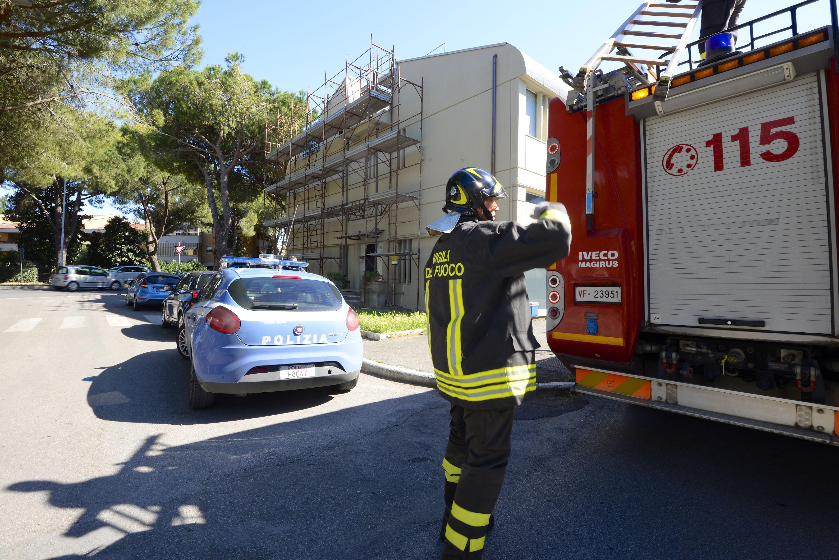 Vigili del fuoco e polizia sul luogo dell'incidente (foto Bf)
