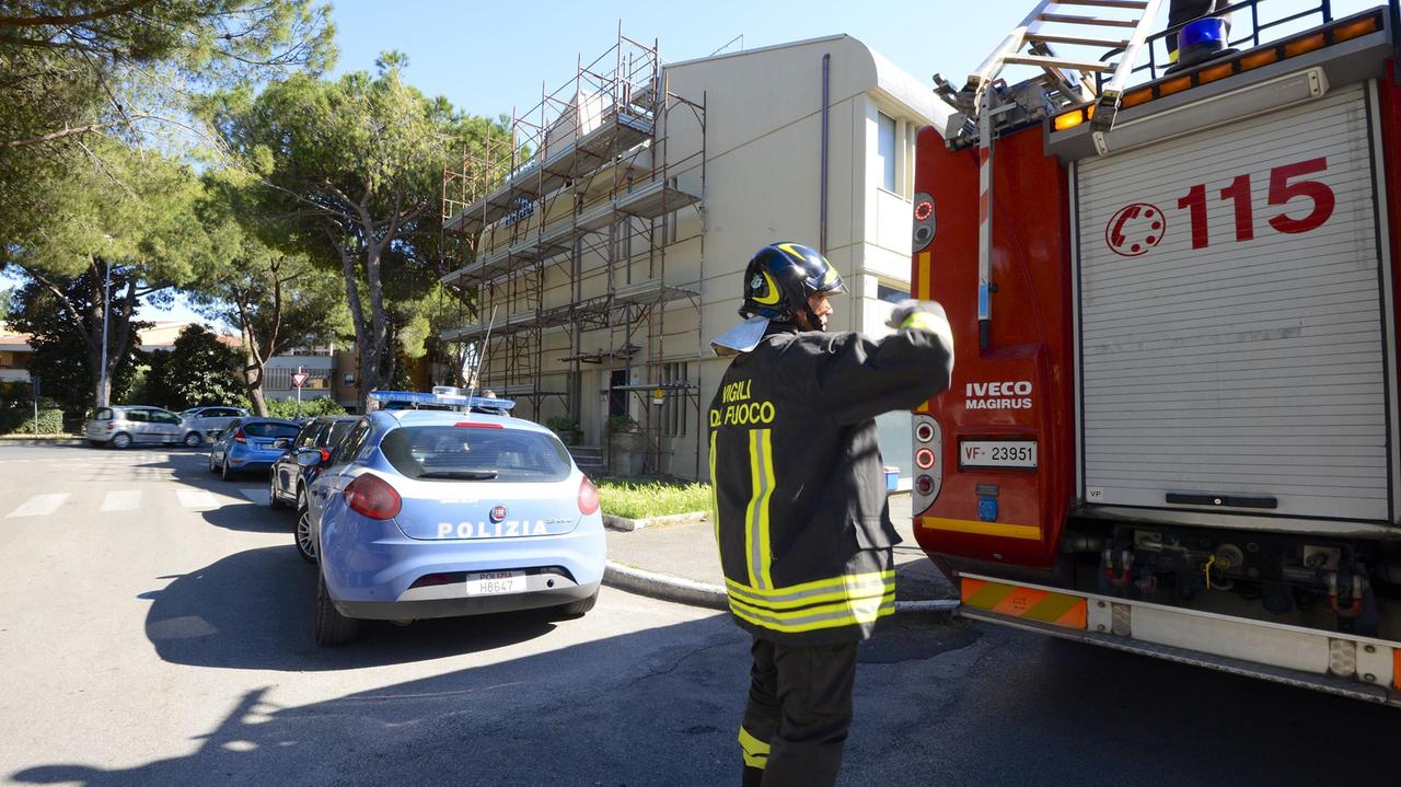 Vigili del fuoco e polizia sul luogo dell'incidente (foto Bf)