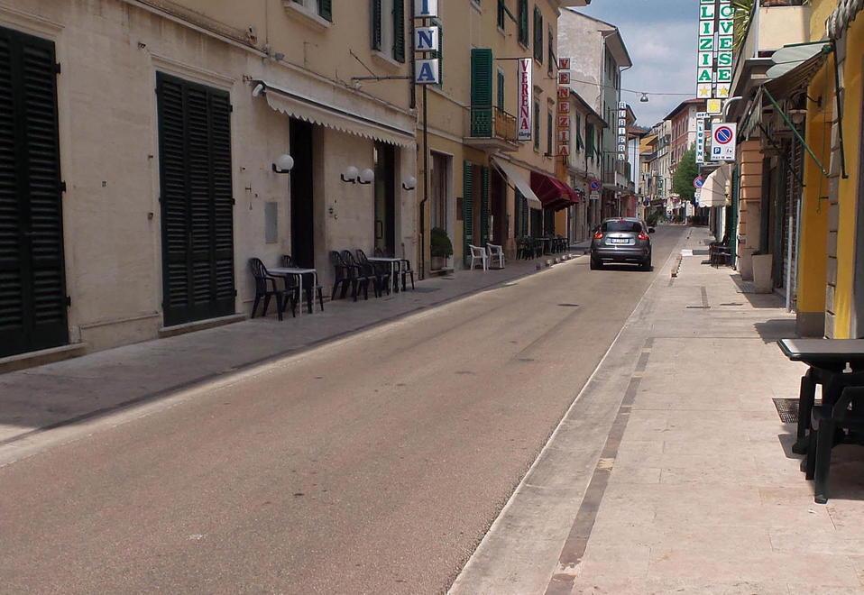 Il tratto di via Cavallotti dove sono stati rimossi i dissuasori di sosta (Foto Nucci)