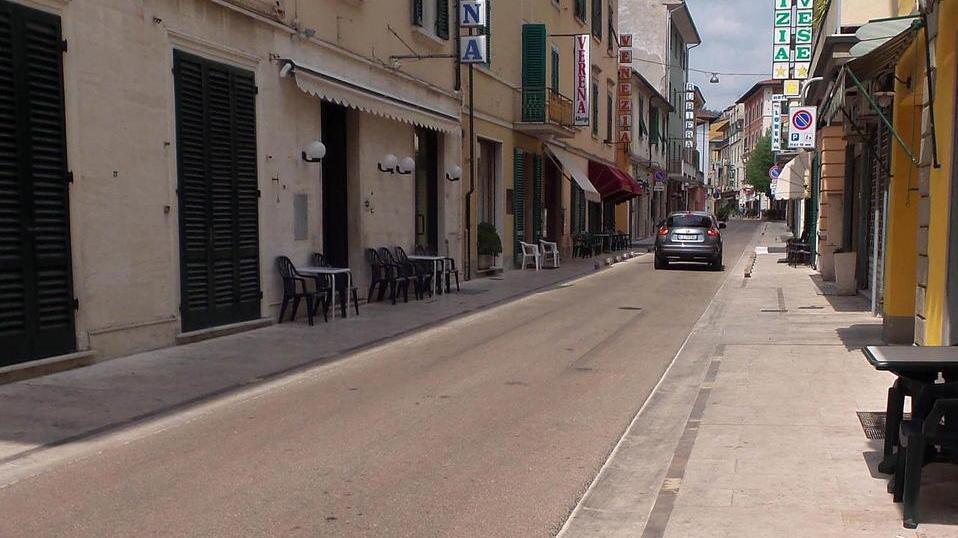 Il tratto di via Cavallotti dove sono stati rimossi i dissuasori di sosta (Foto Nucci)