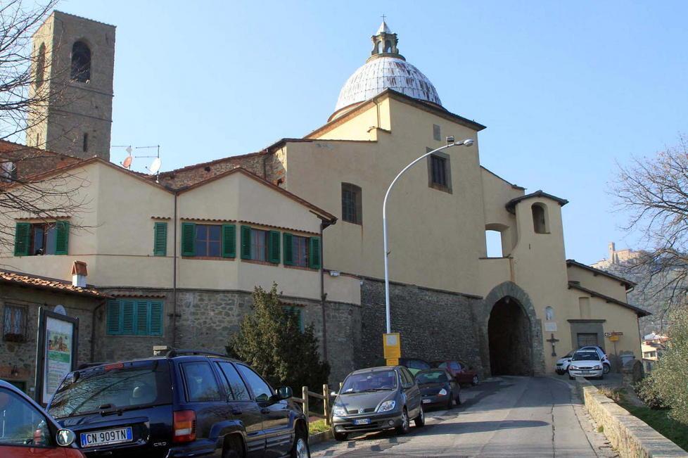 Metano in centro a Massa: il cantiere in via Roma 