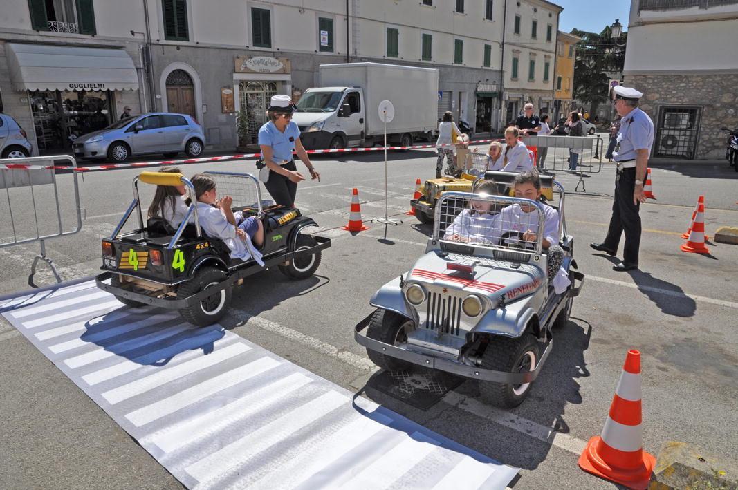Una prova in strada alla Giornata della sicurezza (f. Falorni)