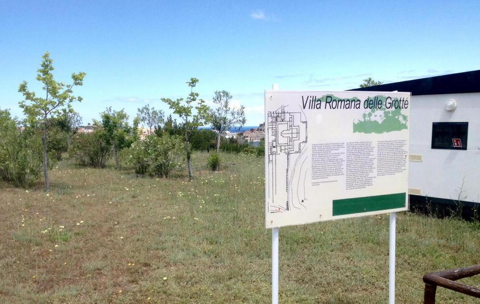 Villa chiusa e le erbacce crescono 