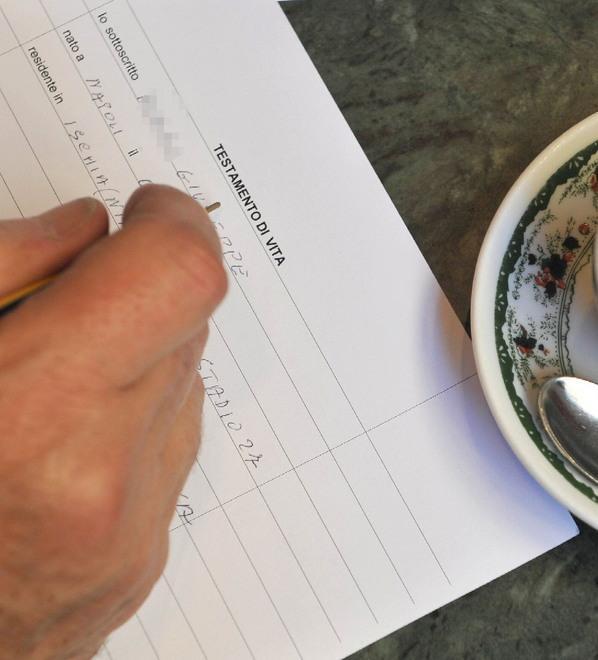 Falsificata la firma sul testamento: parenti a giudizio