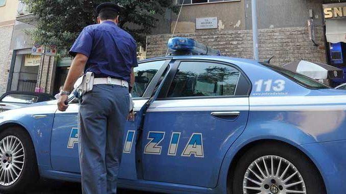 Preso a bastonate in testa mentre era fermo in auto