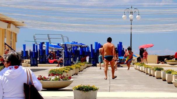 Bagni gratis, tempo incerto e così il “test” è rimandato