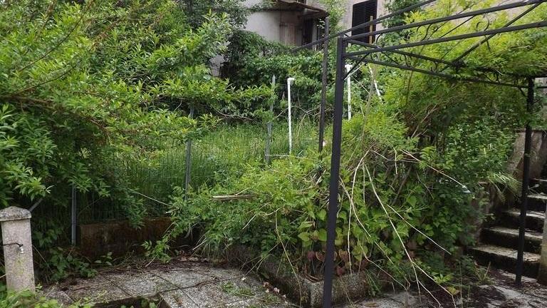 Cade in giardino e muore nella casa di vacanza
