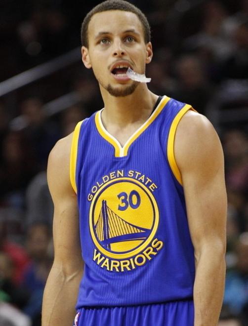 Curry incontenibile a Houston Warriors a un passo dalla finale