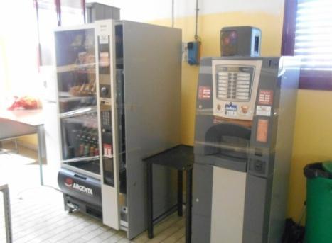 Il distributore automatico svuotato dai ladri al Russell