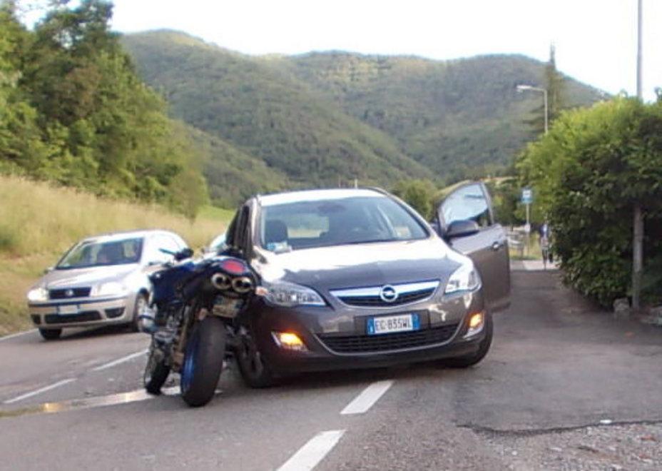 Centauro centrato da un’auto, è grave 