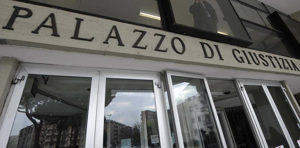 Accusata di stalking: spruzzava il deodorante sulla porta dei vicini 