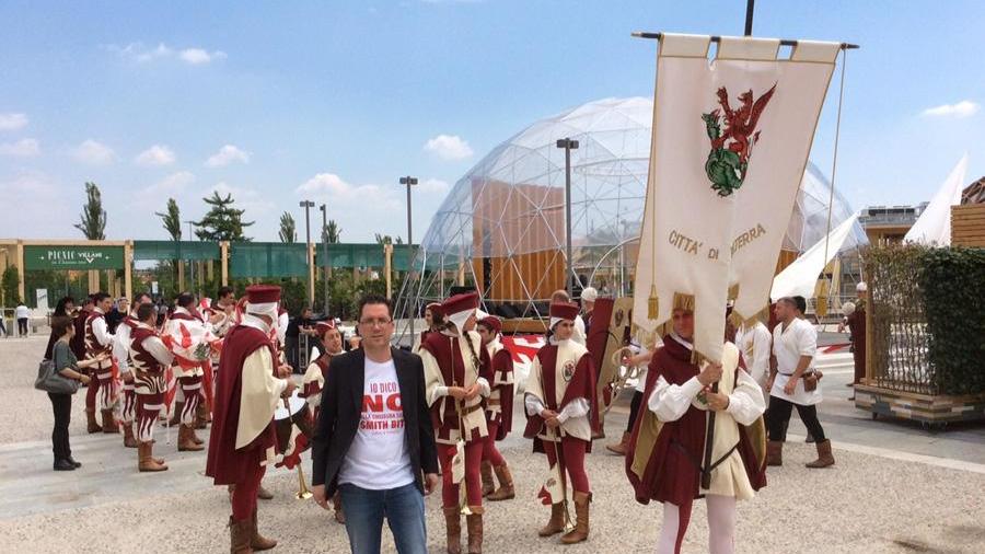 Il sindaco Marco Buselli con la maglietta in difesa della Smith