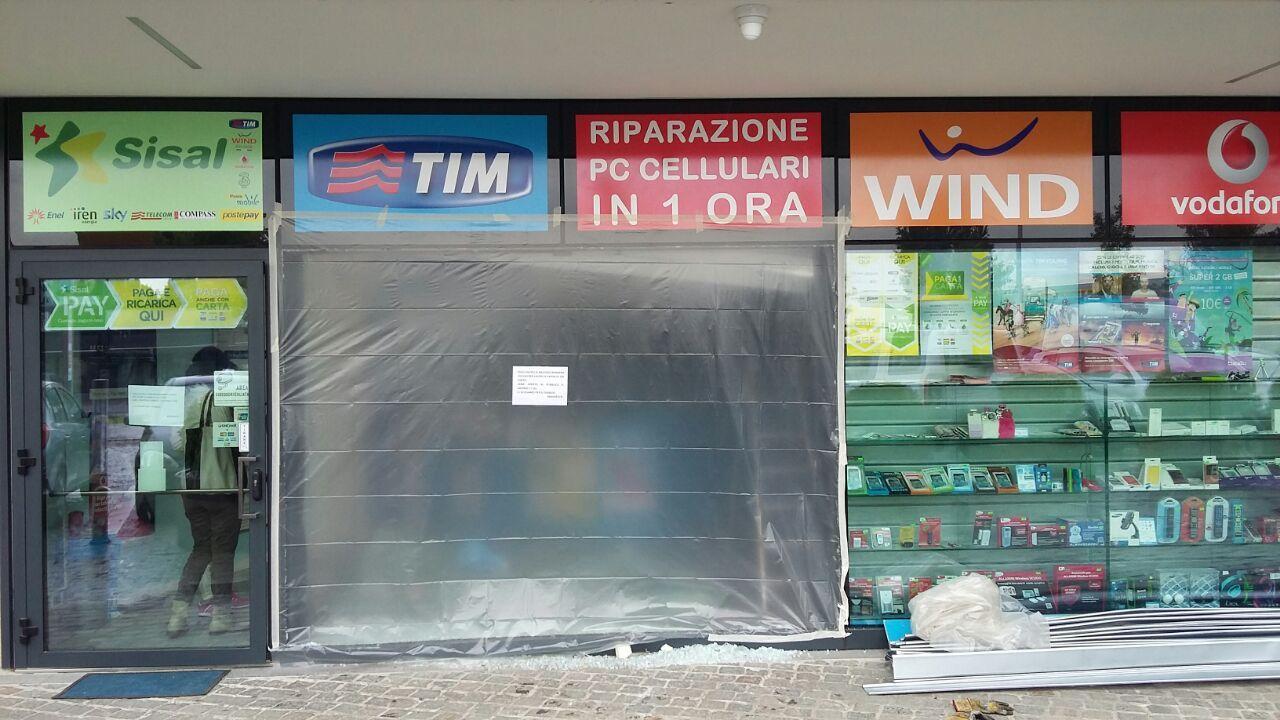 Spaccata in via Gramsci: rubati telefonini per 50mila euro 