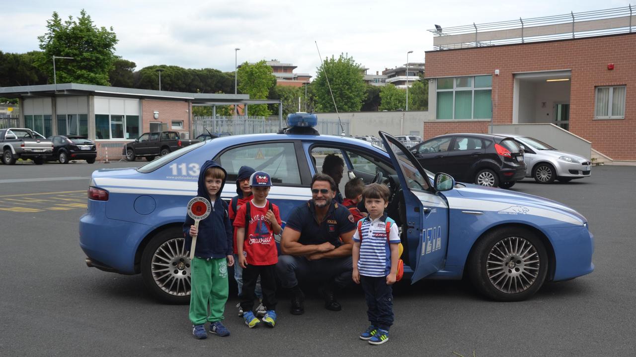 Gli alunni con i poliziotti sulla volante