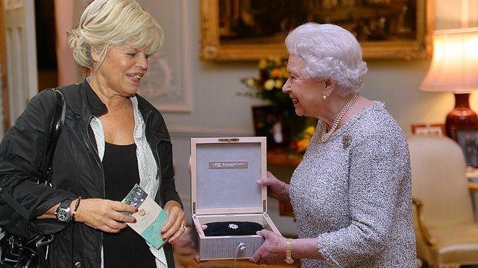 Il fotomontaggio con Titta Meucci premiata dalla regina Elisabetta
