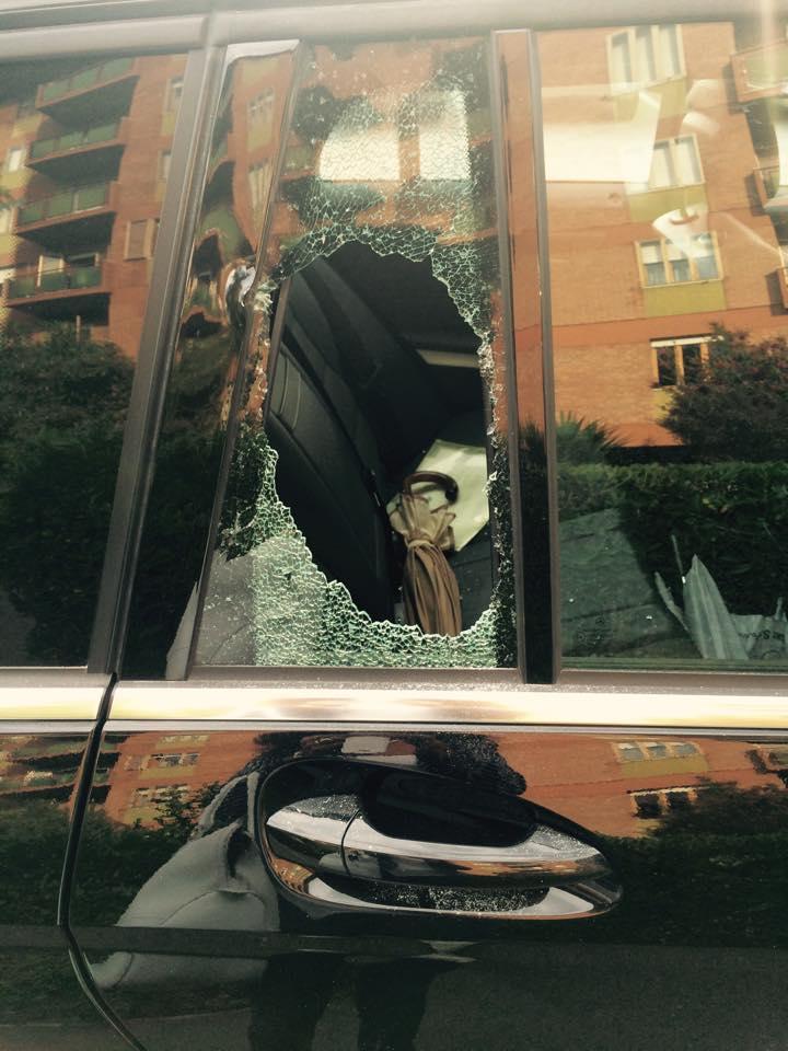 Il vetro spaccato e fotografato dalla proprietaria dell'auto  