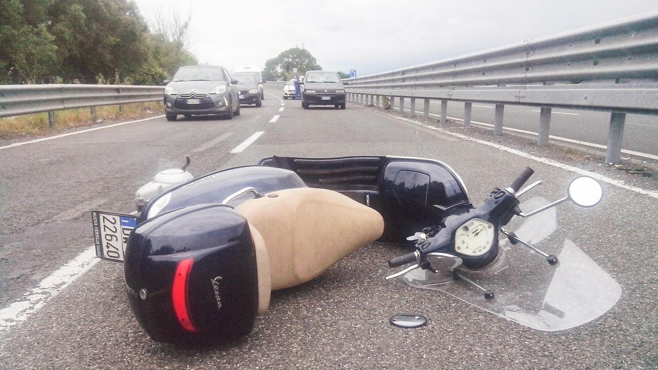 Lo scooter riverso sull'asfalto dopo l'incidente