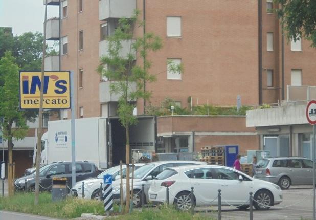 Fanno saltare la cassaforte dell’Ins Mercato 