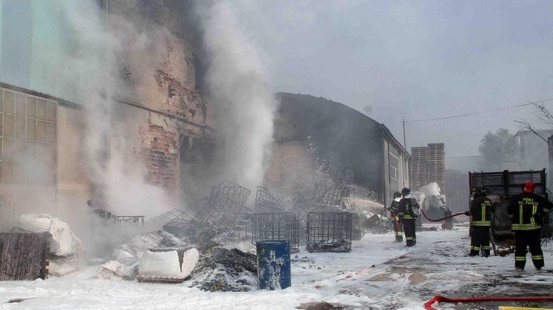 Bondeno, a fuoco azienda che tratta materie plastiche