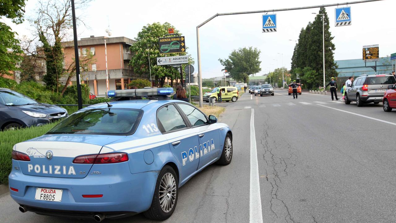 Aggredisce l'ex moglie in un parcheggio, arrestato