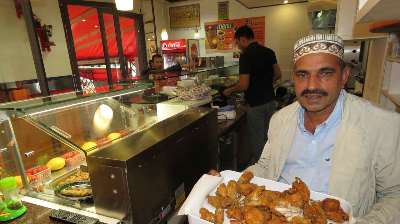 Farid con le ali di pollo fritte