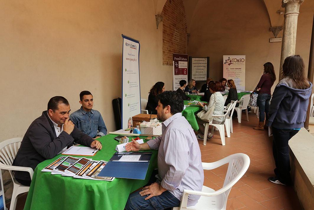 Uno dei tavoli della "Bussola del lavoro" al Cenacolo degli Agostiniani (Foto Agenzia Carlo Sestini)
