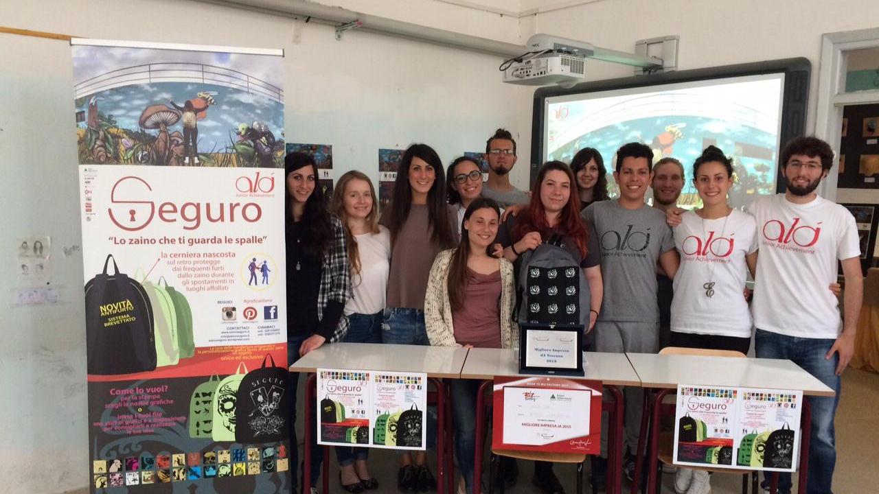 Gli studenti presentano lo zaino Seguro