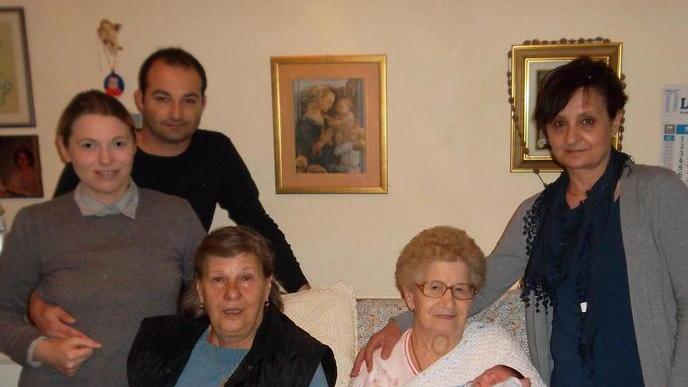 A Seravezza è nato un bebè da record: ha tre nonne paterne