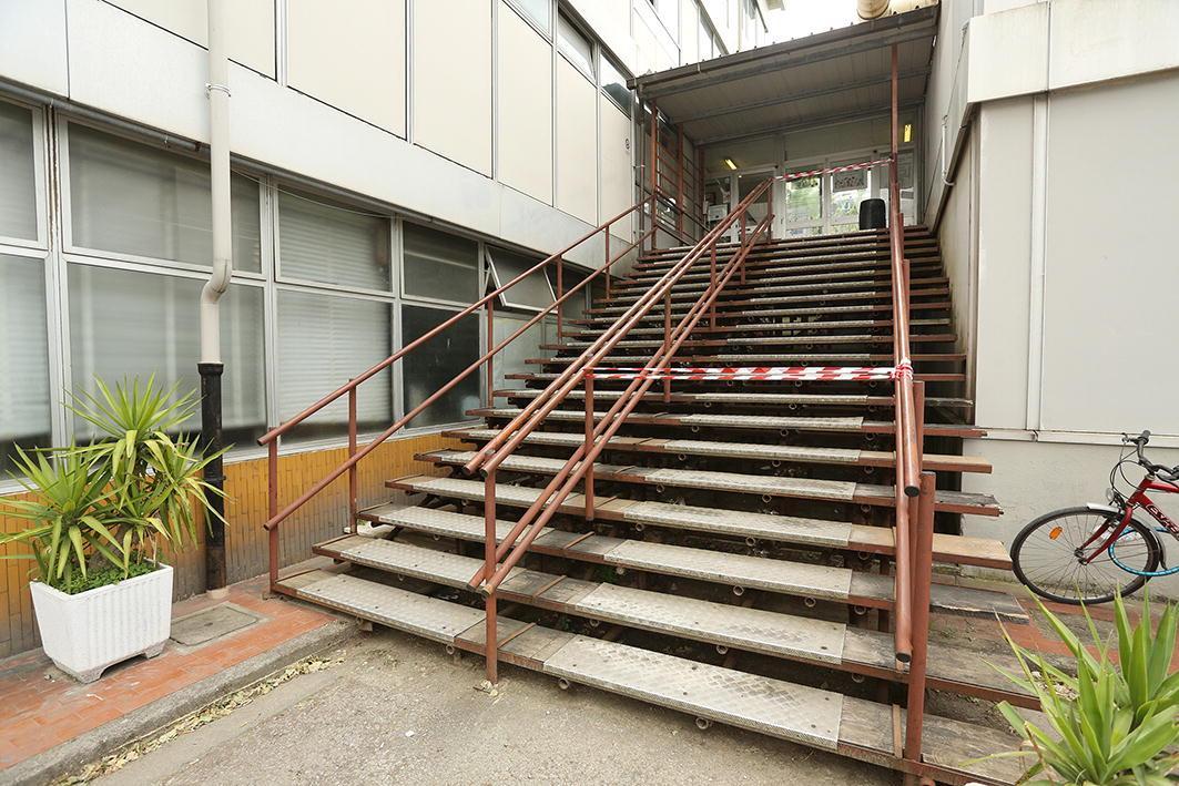 L'istituto Ferraris Brunelleschi con l'ingresso transennato