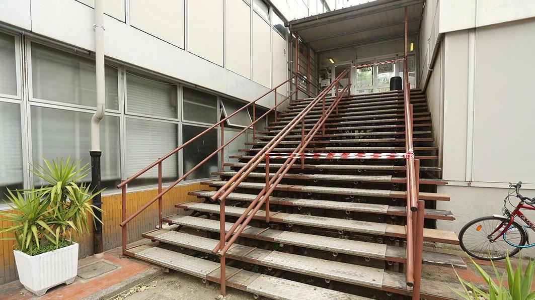 L'istituto Ferraris Brunelleschi con l'ingresso transennato
