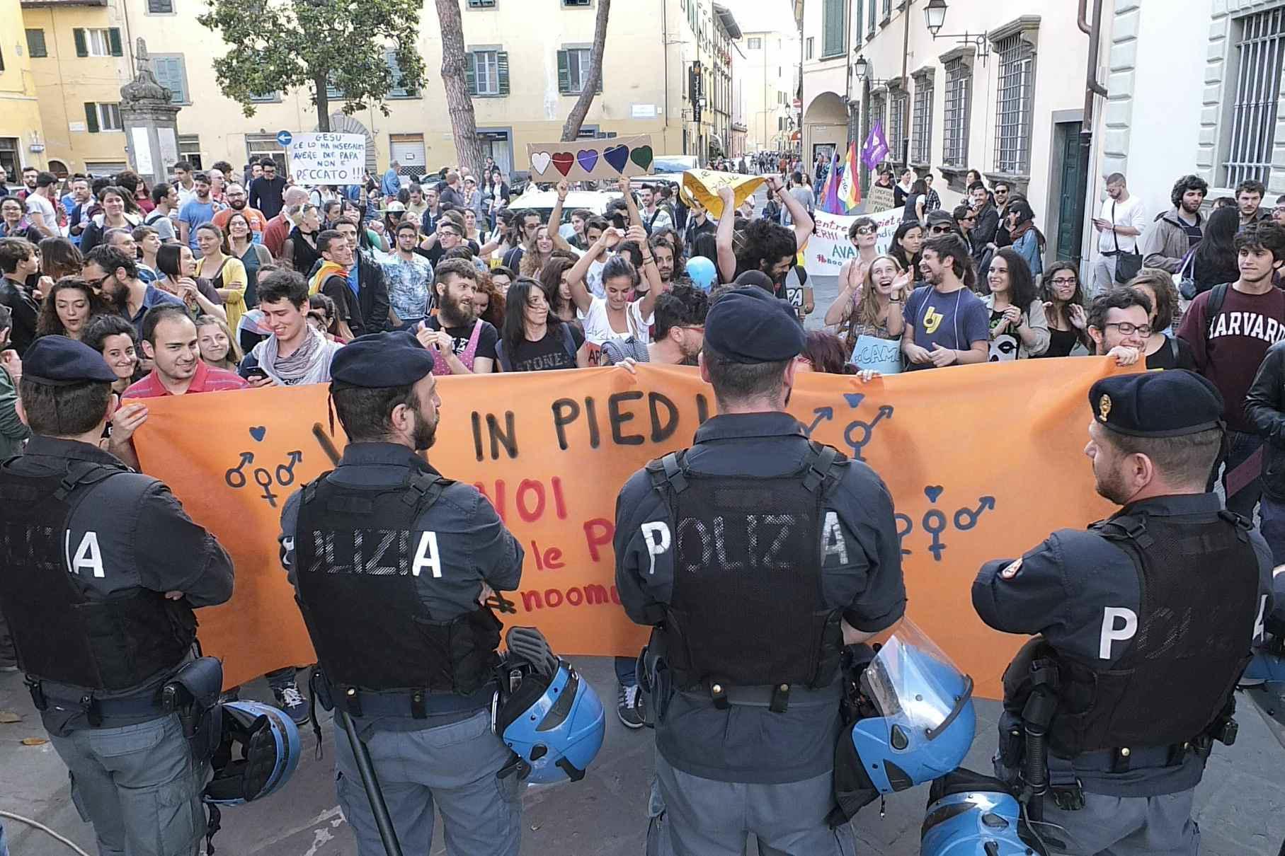 Il cordone della polizia davanti ai manifestanti