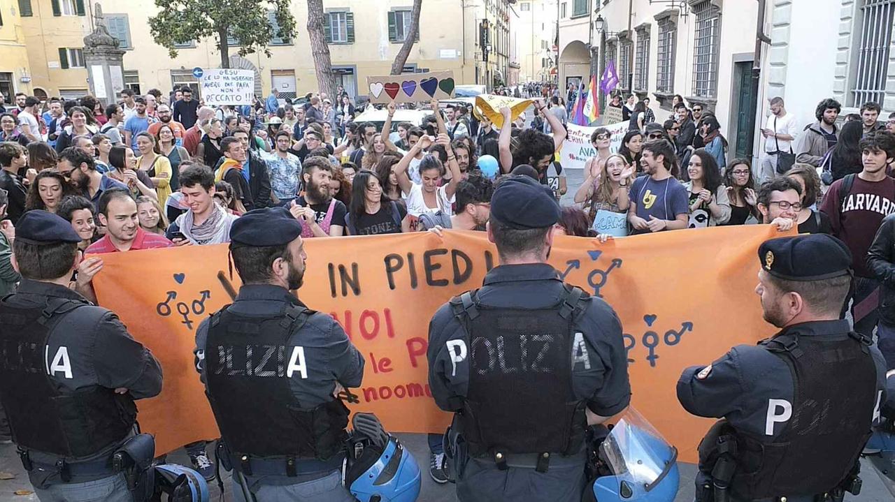 Il cordone della polizia davanti ai manifestanti