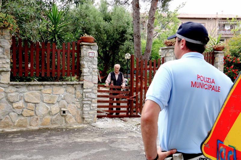I vigilin urbani in via Jeri (Marzi/Pentafoto)