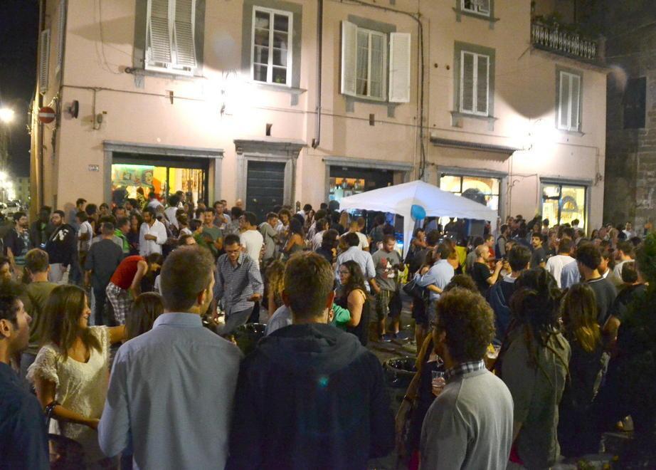 A mezzanotte si abbassa il volume della musica 