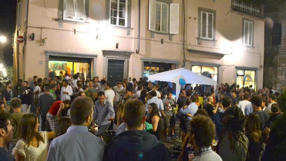 A mezzanotte si abbassa il volume della musica