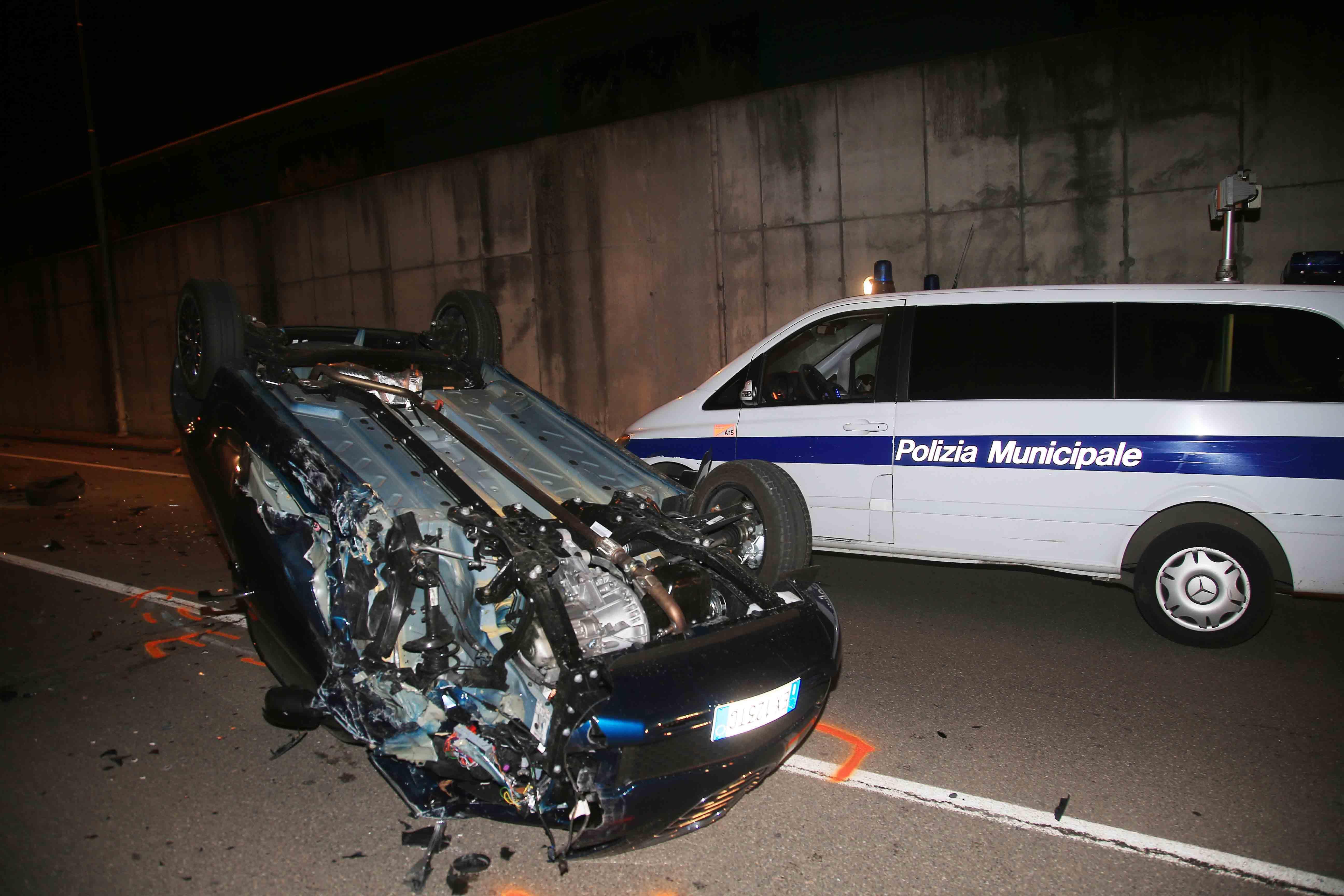 Violentissimo scontro fra due auto, ferite due ragazze 
