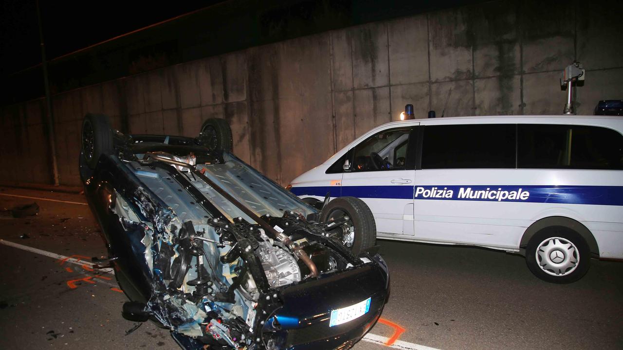 Violentissimo scontro fra due auto, ferite due ragazze