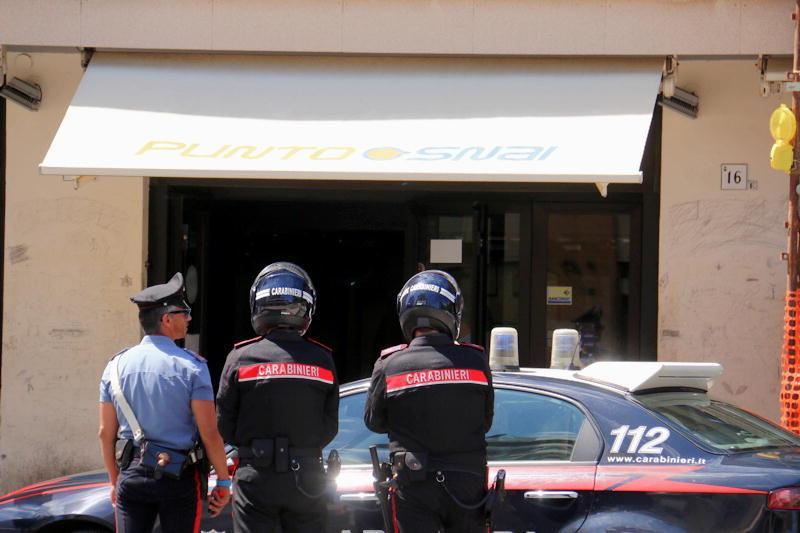 Rapina al "Mercatone", botte tra ladri e proprietari   