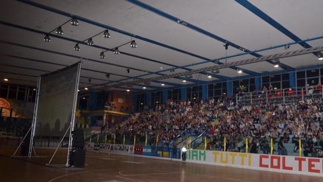I tifosi del Cgc mentre assistono alla finale al PalaBarsacchi