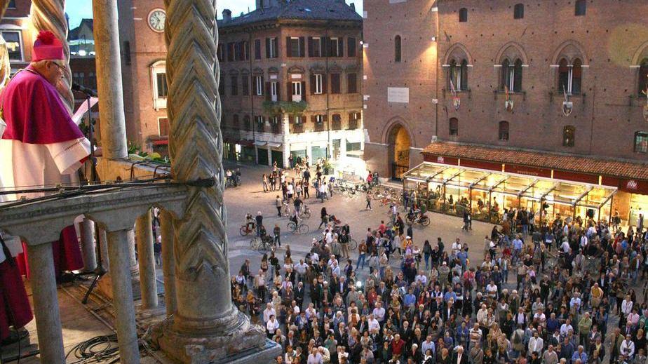 I grillini: 5.000 euro all’ora per chi prega in piazza a Ferrara