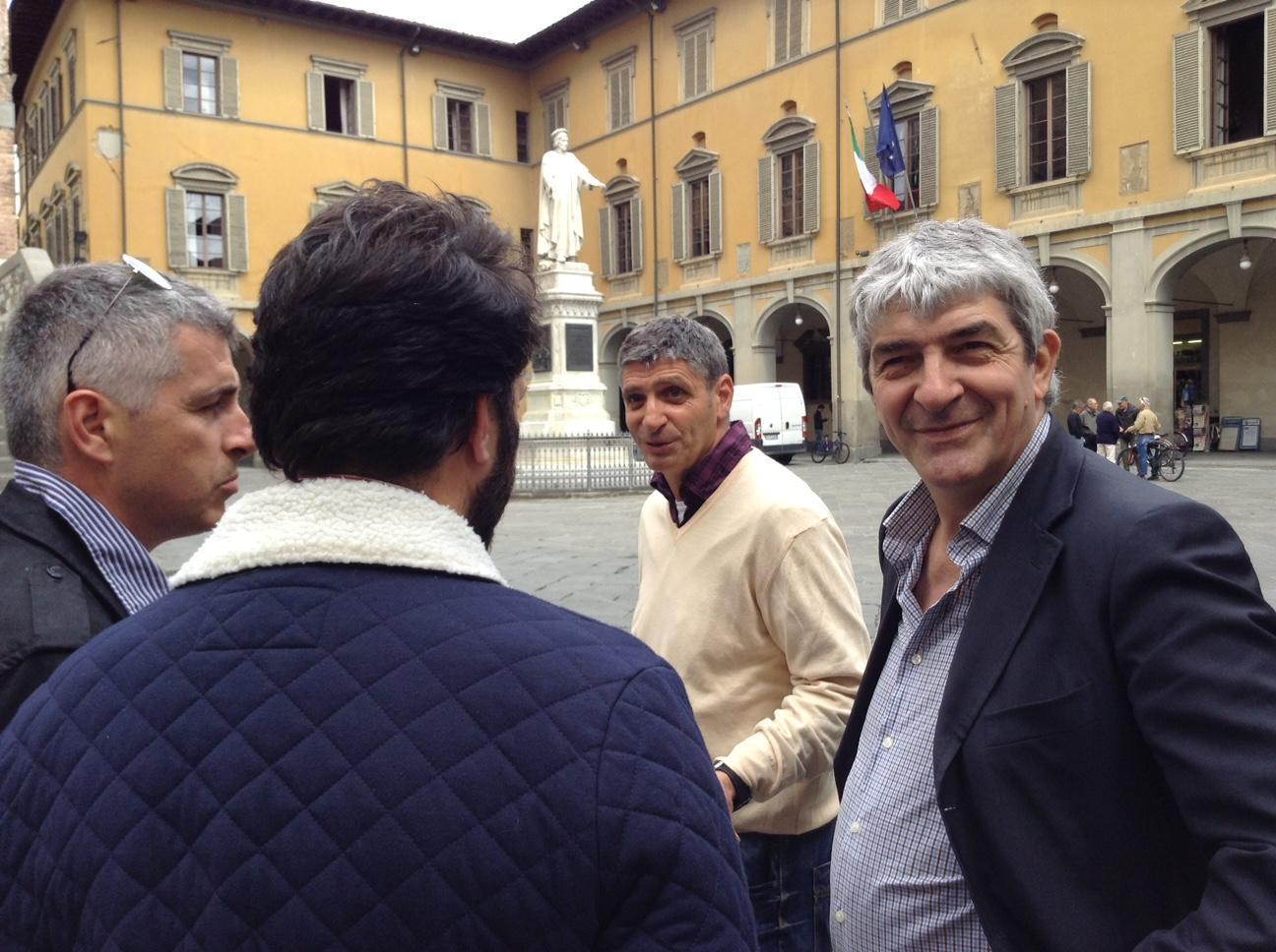Paolo Rossi, con il fratello, in piazza del Comune a Prato (Batavia)